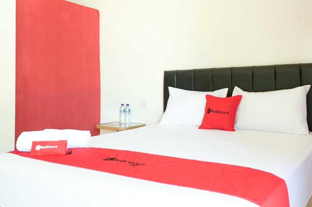 Hotel Reddoorz @ Simpang Lima Jupiter Sorong Exterior foto